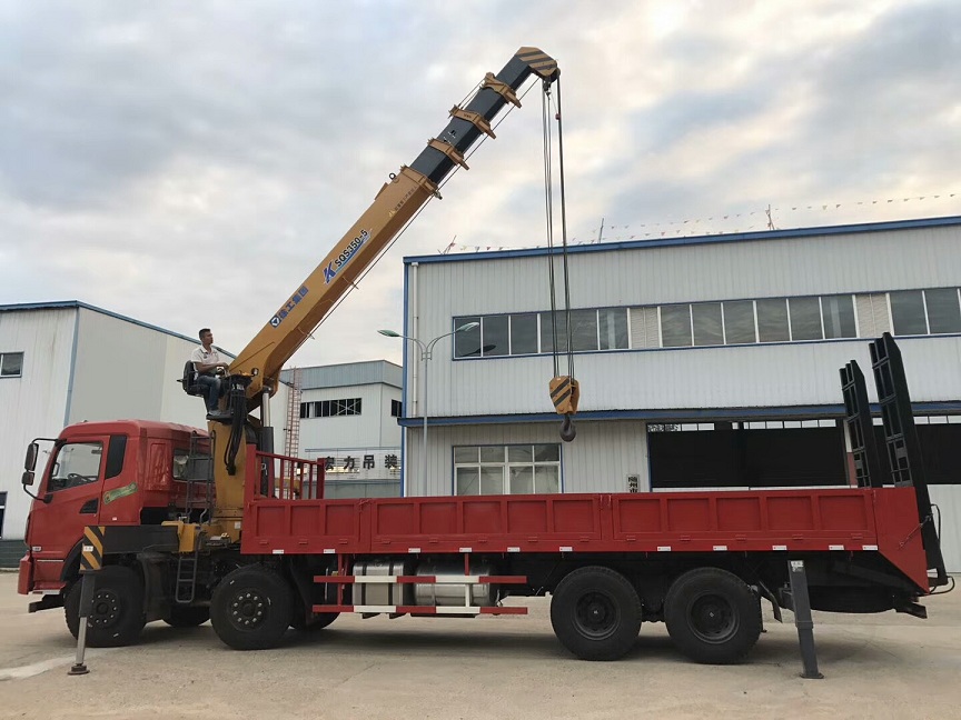 徐工14噸東風天龍隨車吊（東風前四后八隨車吊）